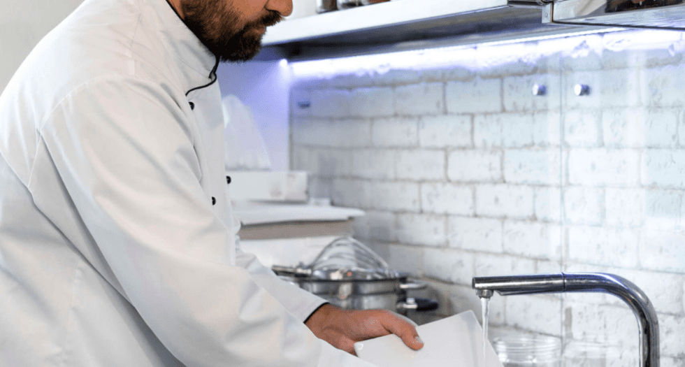 Home rentant estris cuinaseguretat a la cuina Ecotècnic Andorra